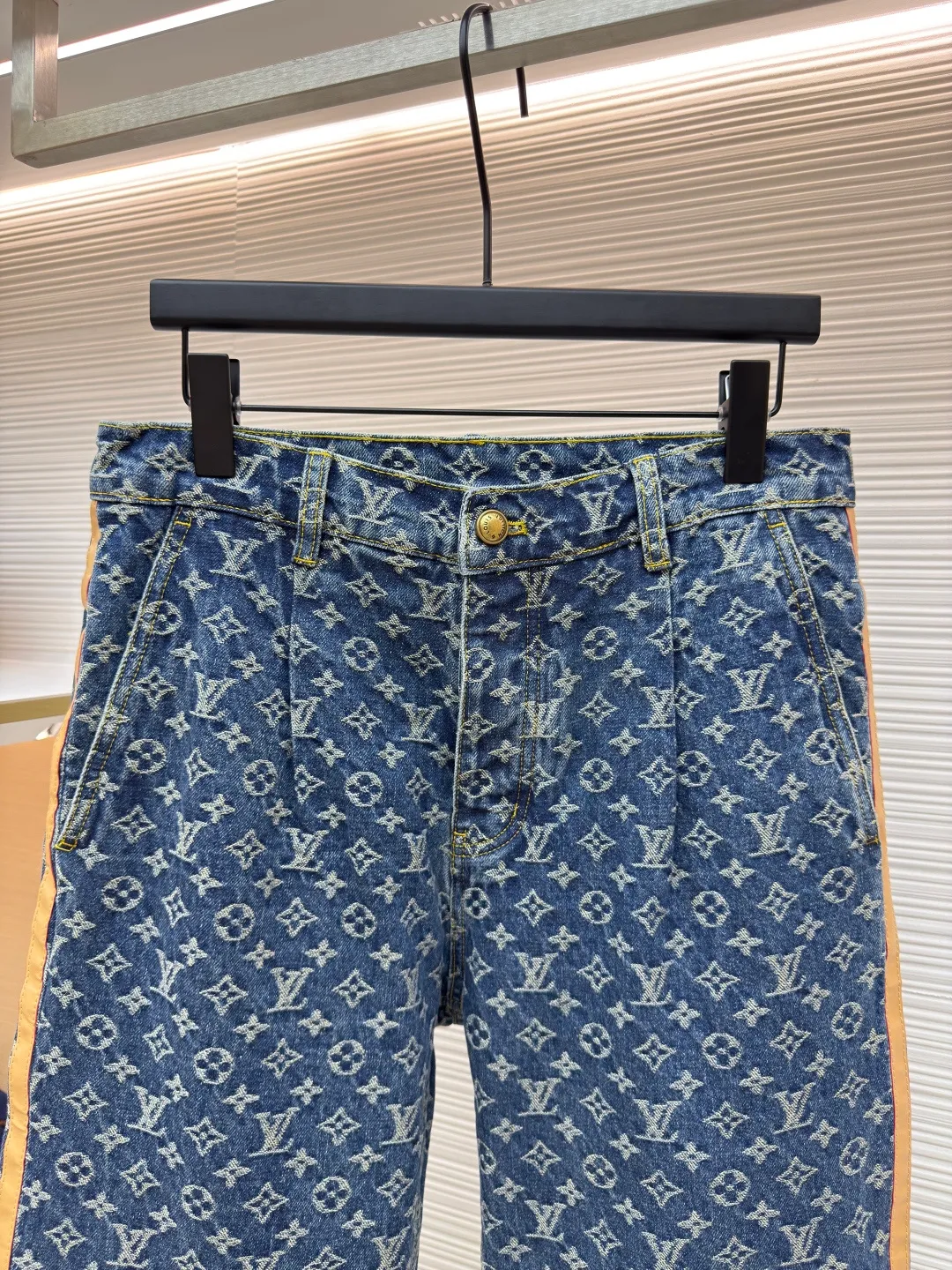 LOUIS VUITTON Jacquard full-print seam jeans ●Authentic product: Purchased and developed by 15599 ●Item number: 1680259-B45 ●Fabric: cotton fabric ●Technology: Printing process ●Version: Fitted version ●Weight: about 840 grams ●Size: 30-32-34-36 ●Description: Carefully crafted with cotton fabric, comfortable upper body Full-width jacquard reflects elegant color contrast The outside of the trouser legs is decorated with VVN ribbons, and the contrasting design is more refined. It has multiple practical pockets and a straight version. It can be matched with the same style to create a fashionable look and suit various occasions. Customized accessories, complete with three labels, same style for men and women!